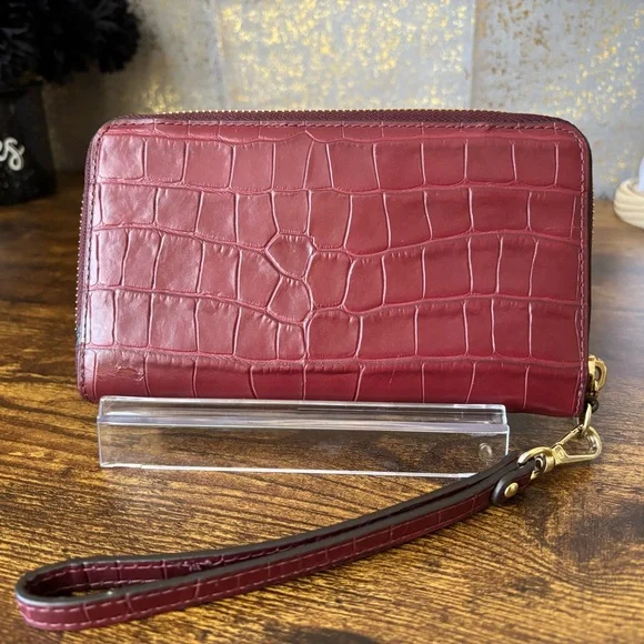 Michael Kors Jet Set smartphone wristlet burgundy crocodile-embossed design - Picture 3 of 13